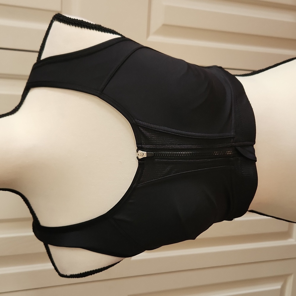 Arabella,  NWOT,  Women's Athletic bra, black with zipper. Size Large